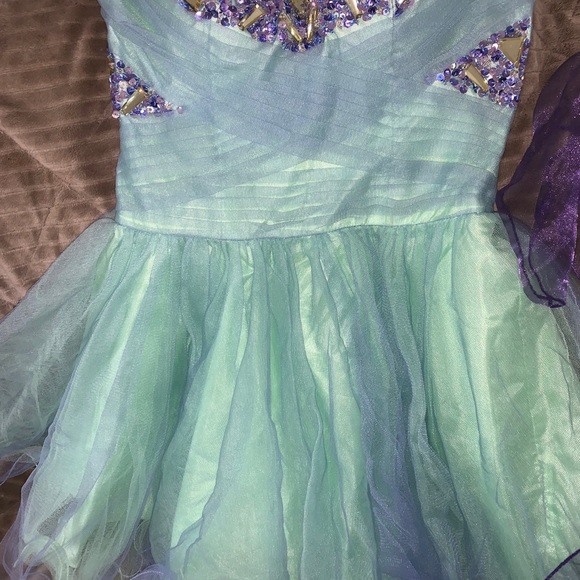 Beautiful gown for sale - Picture 2 of 5